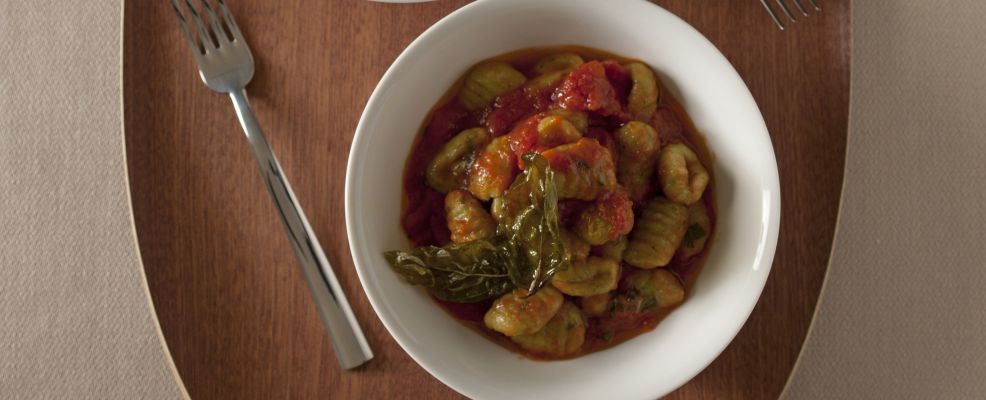 gnocchi-di-ceci-profumati-al-pesto-986x400