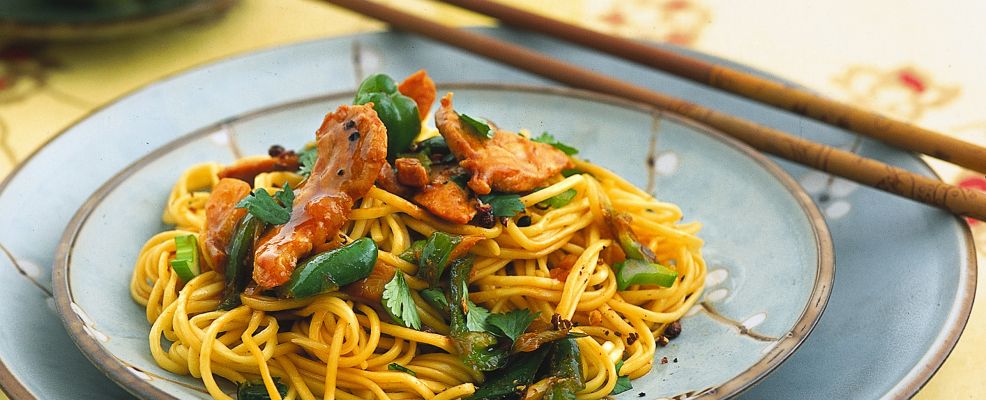 noodles-saltati-con-maiale-e-verdure-986x400