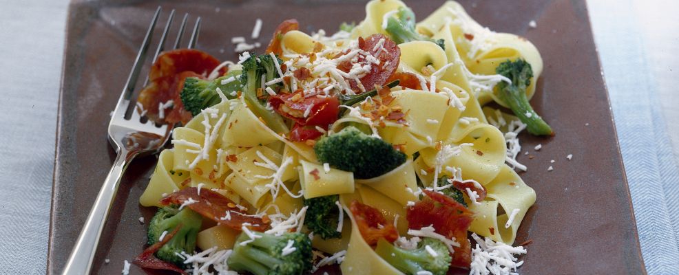 pappardelle-con-ricotta-broccoli-e-salame-986x400